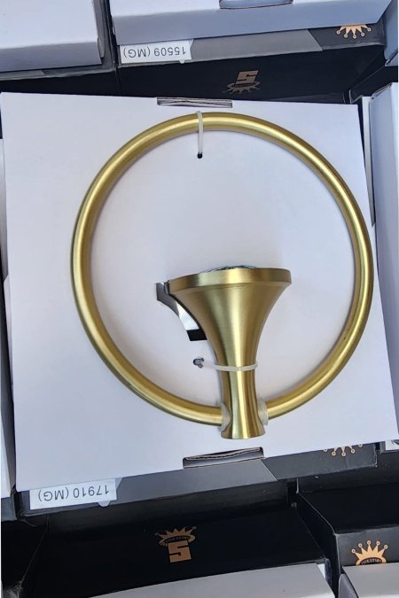 ✨ حلقة مناشف حمّام – تصميم مخروطي ذهبي مطفي